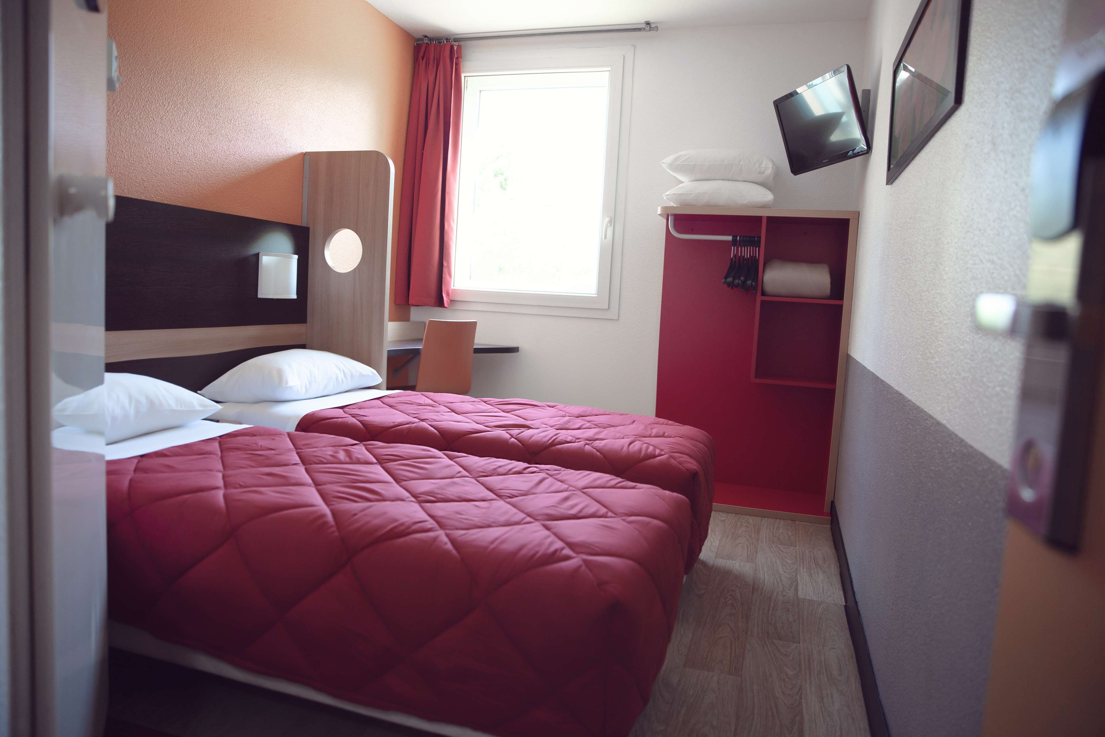 standard room, 2 single beds | desk, blackout curtains, soundproofing, free wifi
