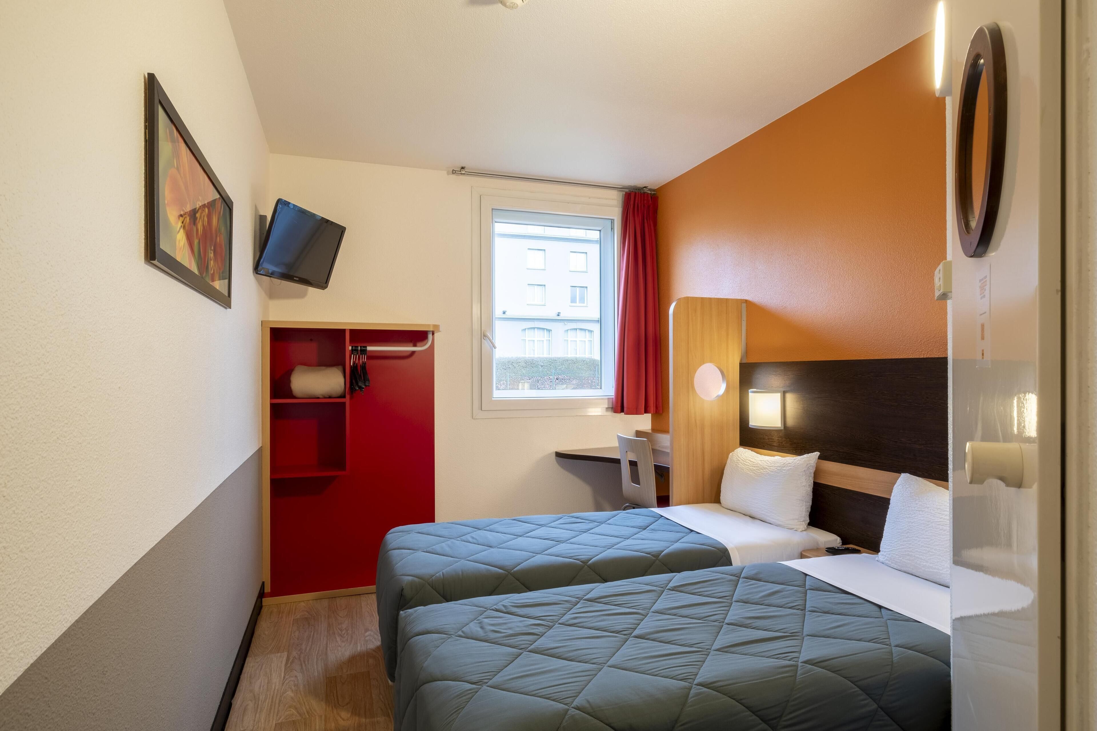 Standard Room, 2 Twin Beds | Desk, blackout drapes, soundproofing, WiFi (free)