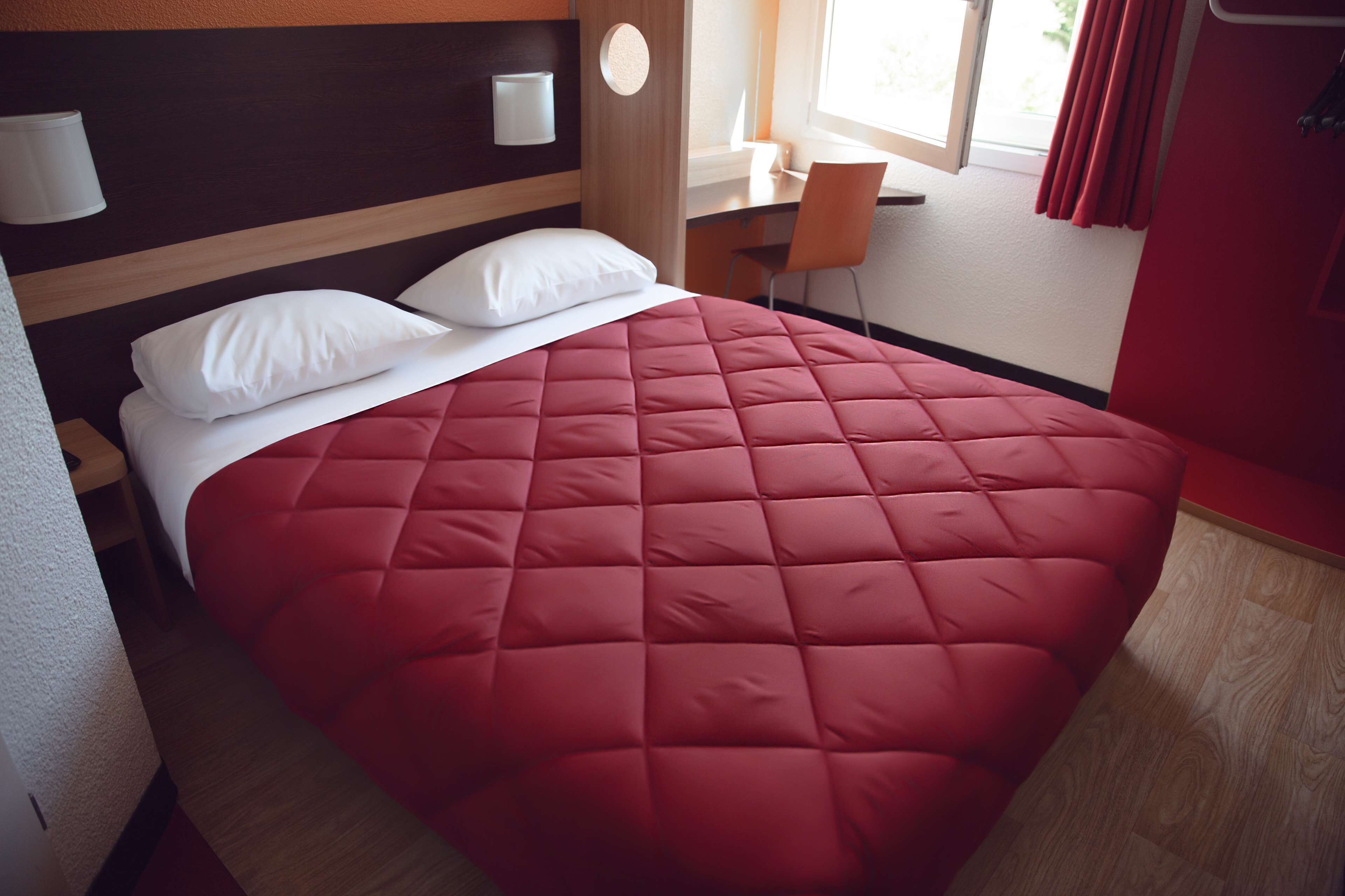 desk, blackout curtains, soundproofing, free wifi