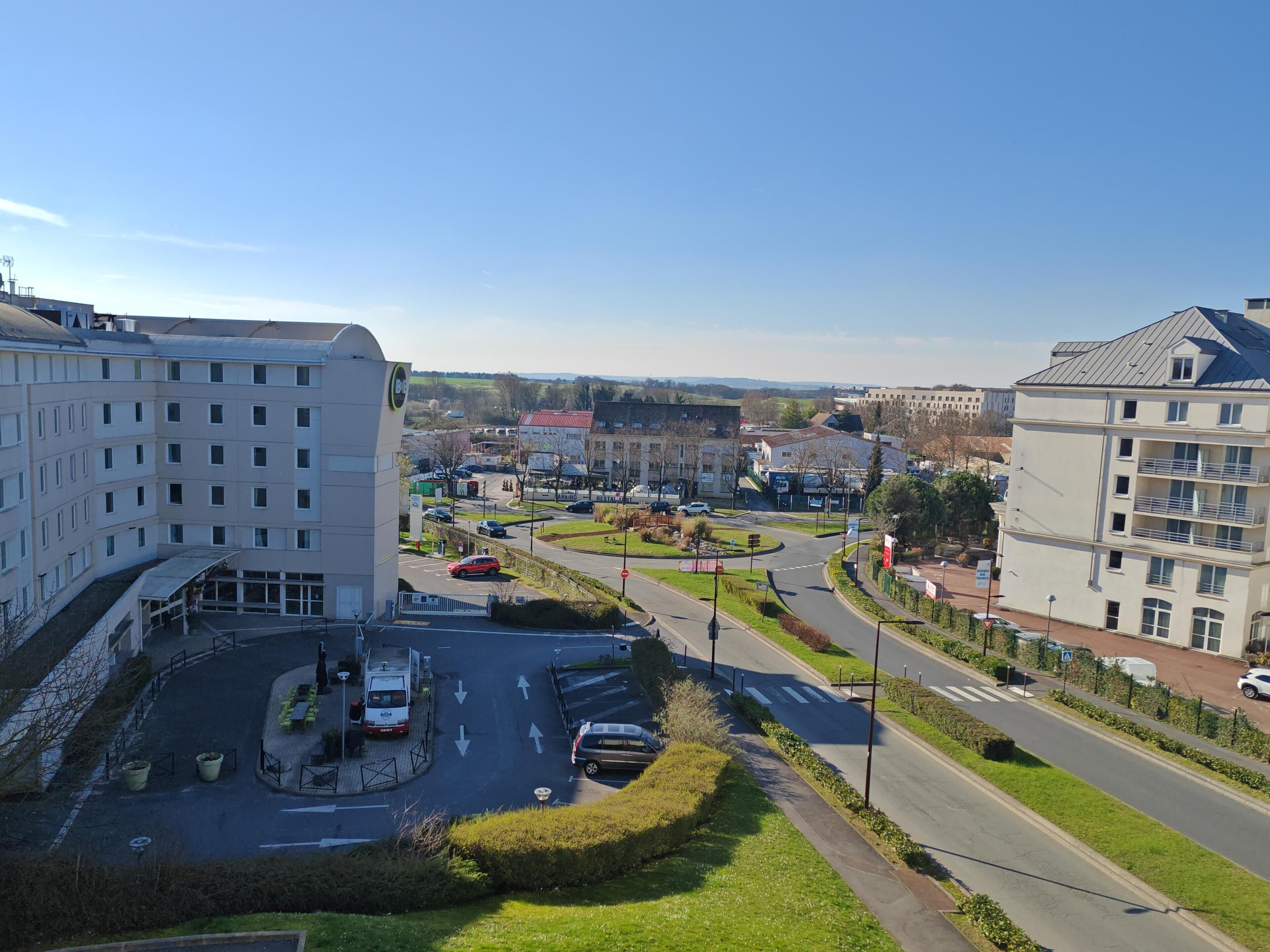 Ein mehrstöckiges Gebäude mit Innenhof und Kreisverkehr.