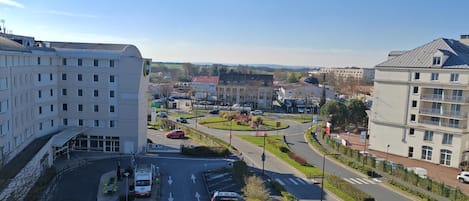 A multi-story building with a central courtyard and a roundabout.