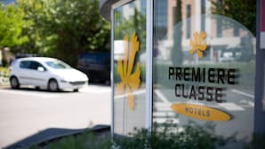 Una ventana de vidrio con un logotipo y texto para Premiere Classe Hotels.
