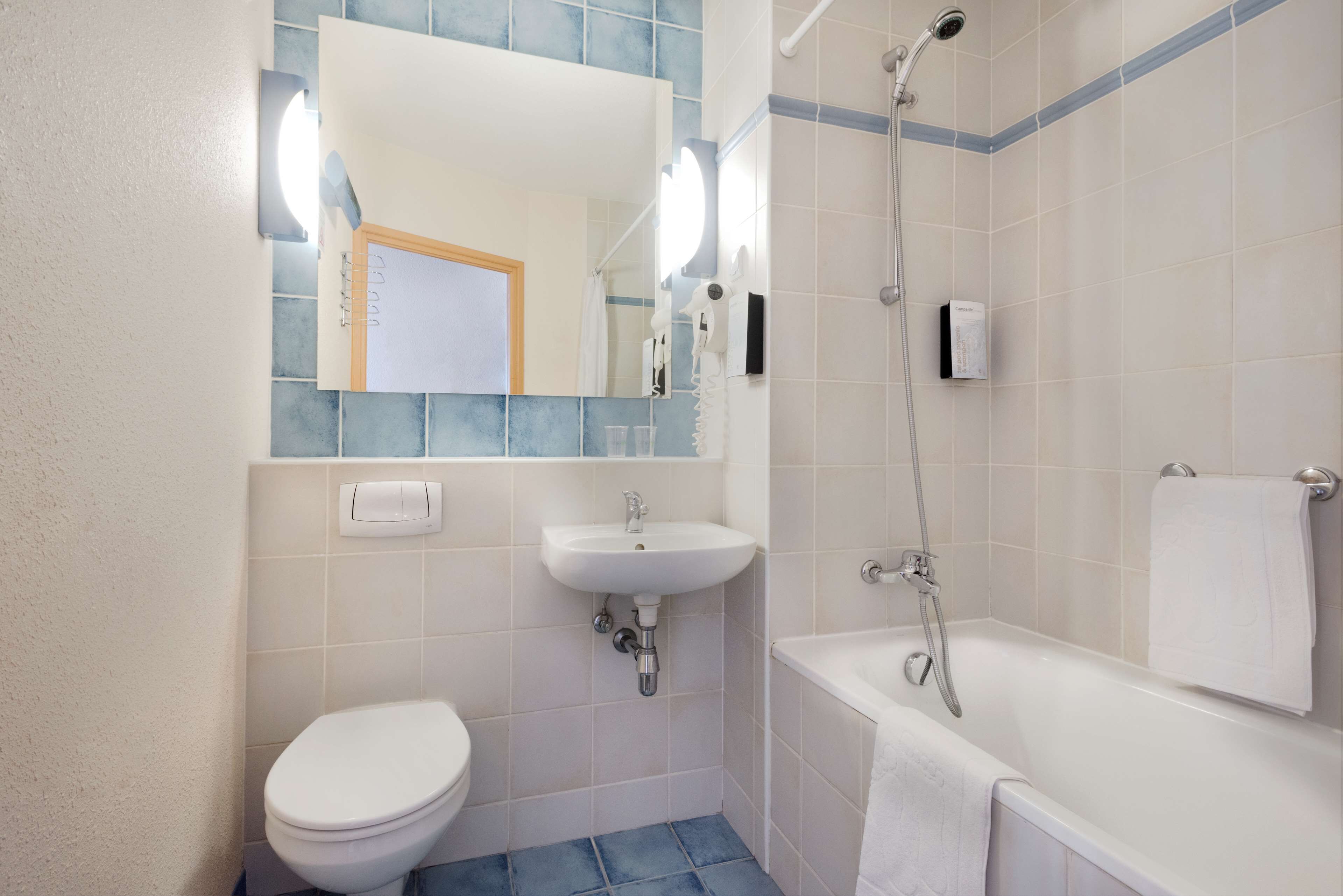 A bathroom with a toilet, sink, and bathtub.