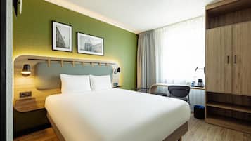 Habitación estándar, 1 cama Queen size | Ropa de cama de alta calidad, escritorio y cortinas blackout