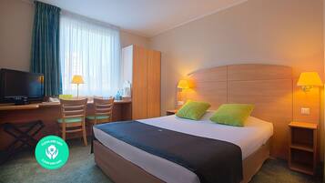 Ropa de cama de alta calidad, escritorio y cortinas blackout