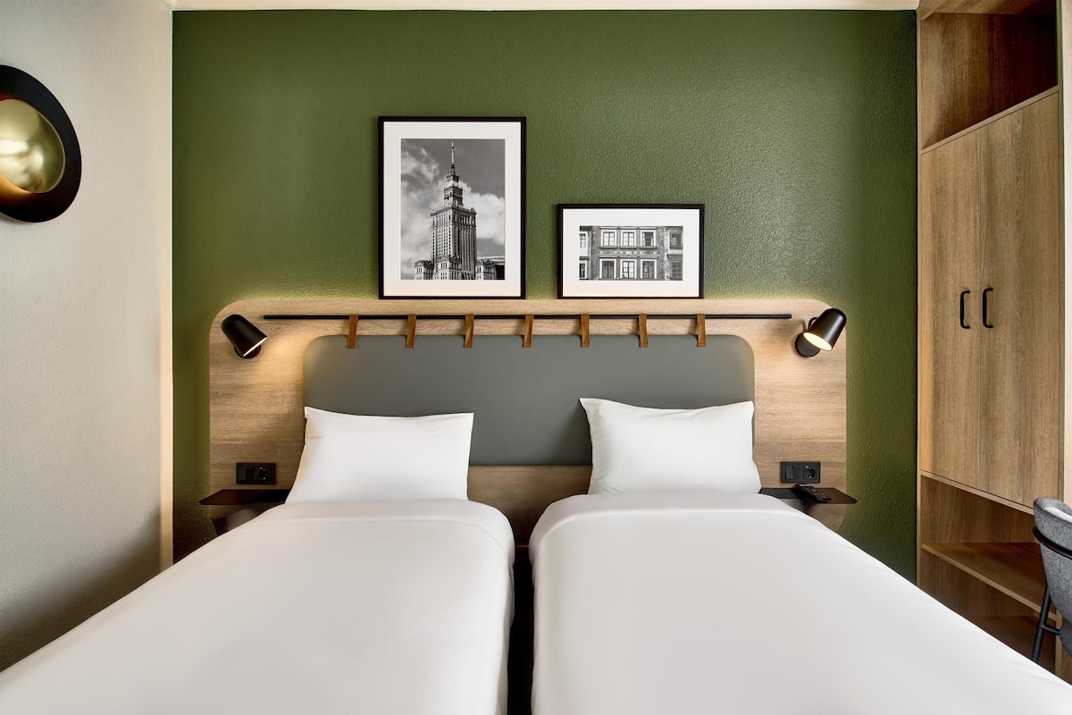 SÀngtillbehör av högsta kvalitet, skrivbord och mörklÀggningsgardiner