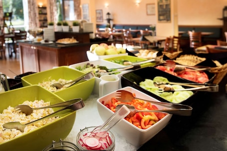 Daily buffet breakfast (PLN 48 per person)