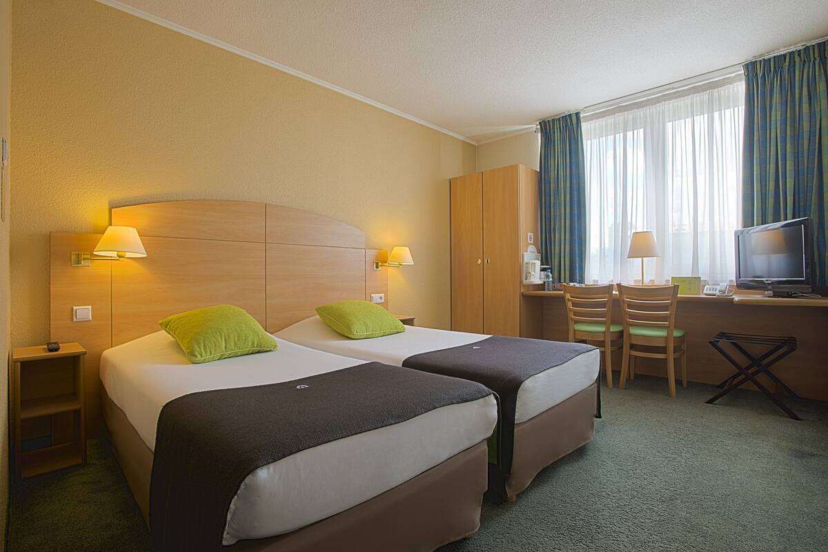standard room, 2 single beds | premium bedding, desk, blackout curtains, soundproofing