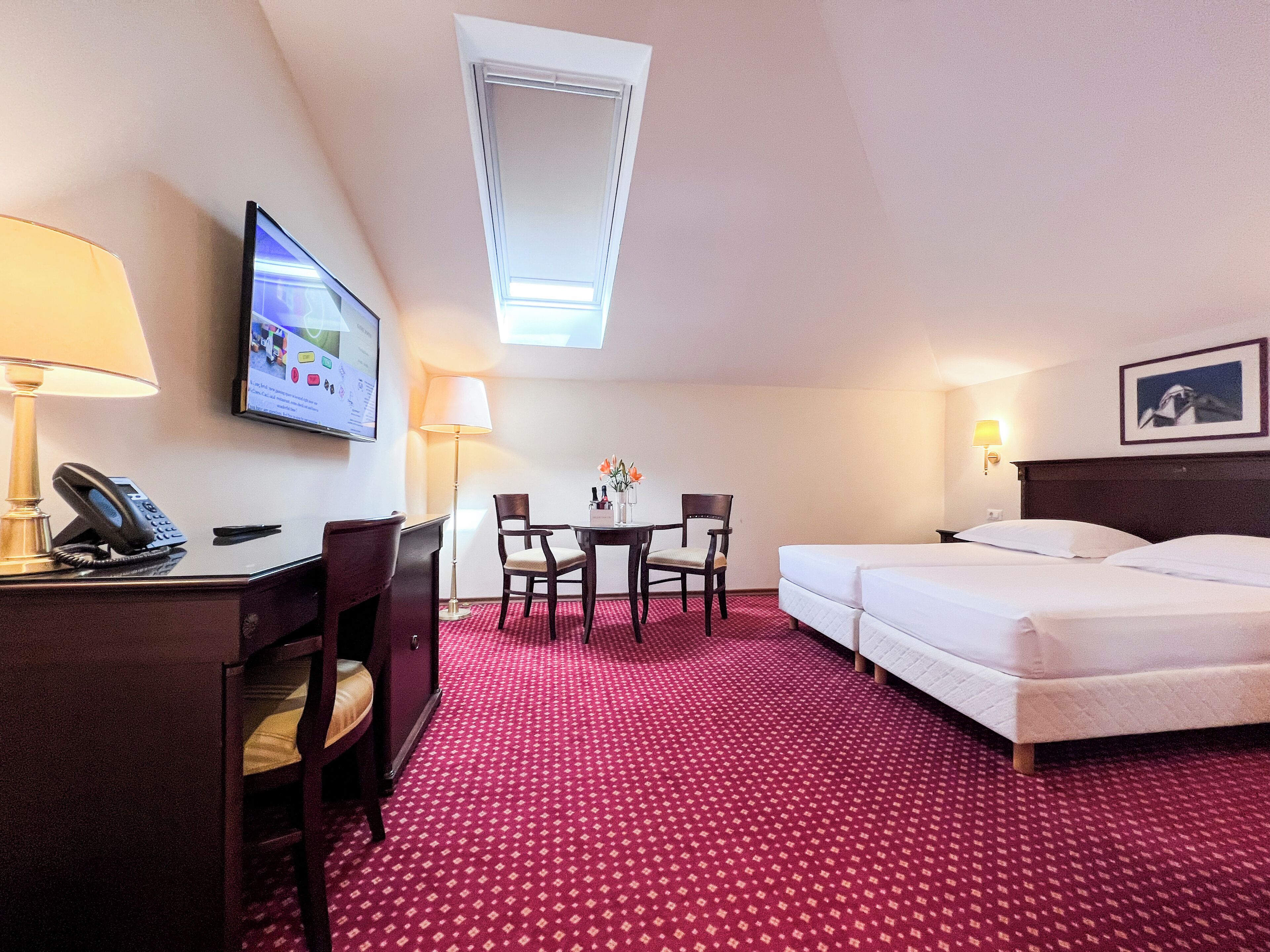 Minibar, cunas (de pago), wifi gratis y ropa de cama