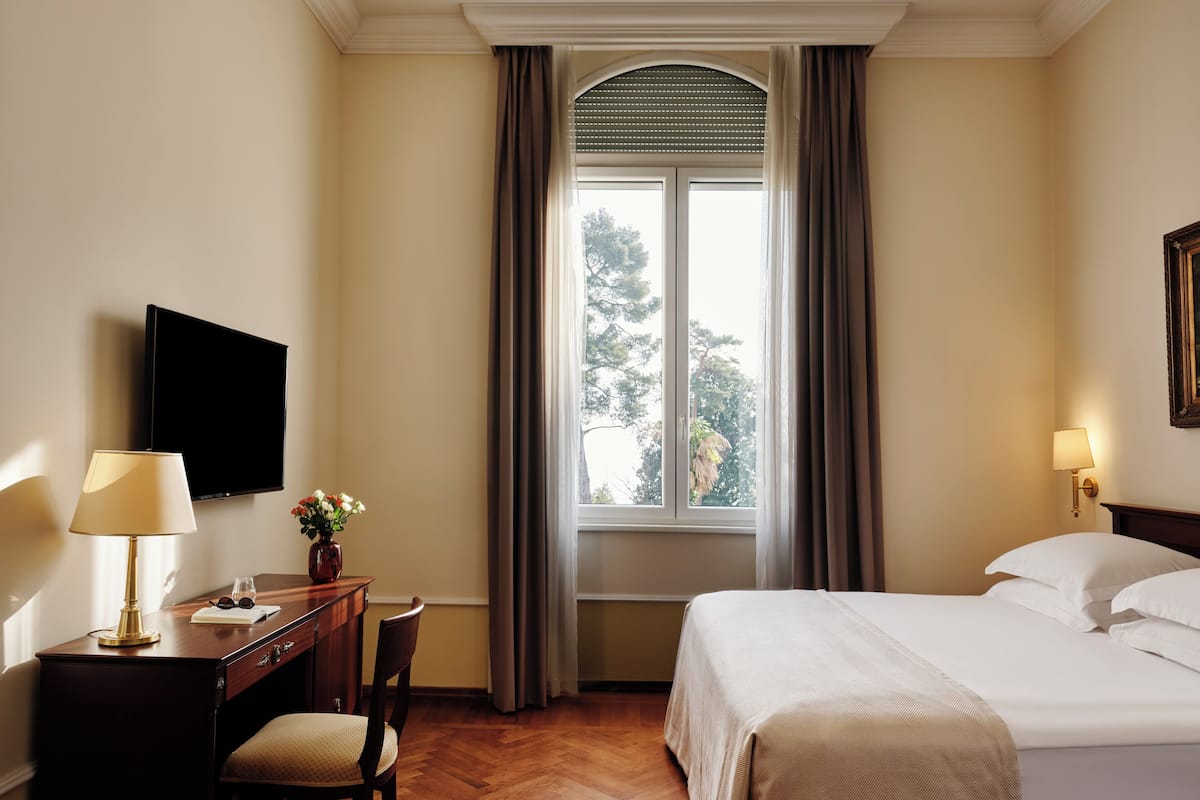 Minibar, cribs/infant beds, free WiFi, bed sheets