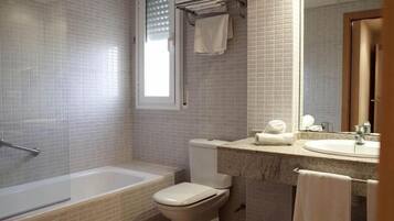 Apartamento, 2 habitaciones | Baño | Bidé y toallas