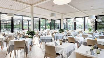 3 restaurants servant le petit déjeuner, le déjeuner et le dßner