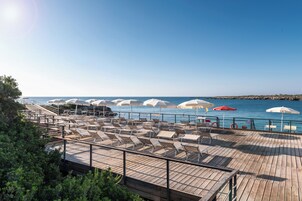 Playa privada, servicio gratuito de transporte a la playa y tumbonas