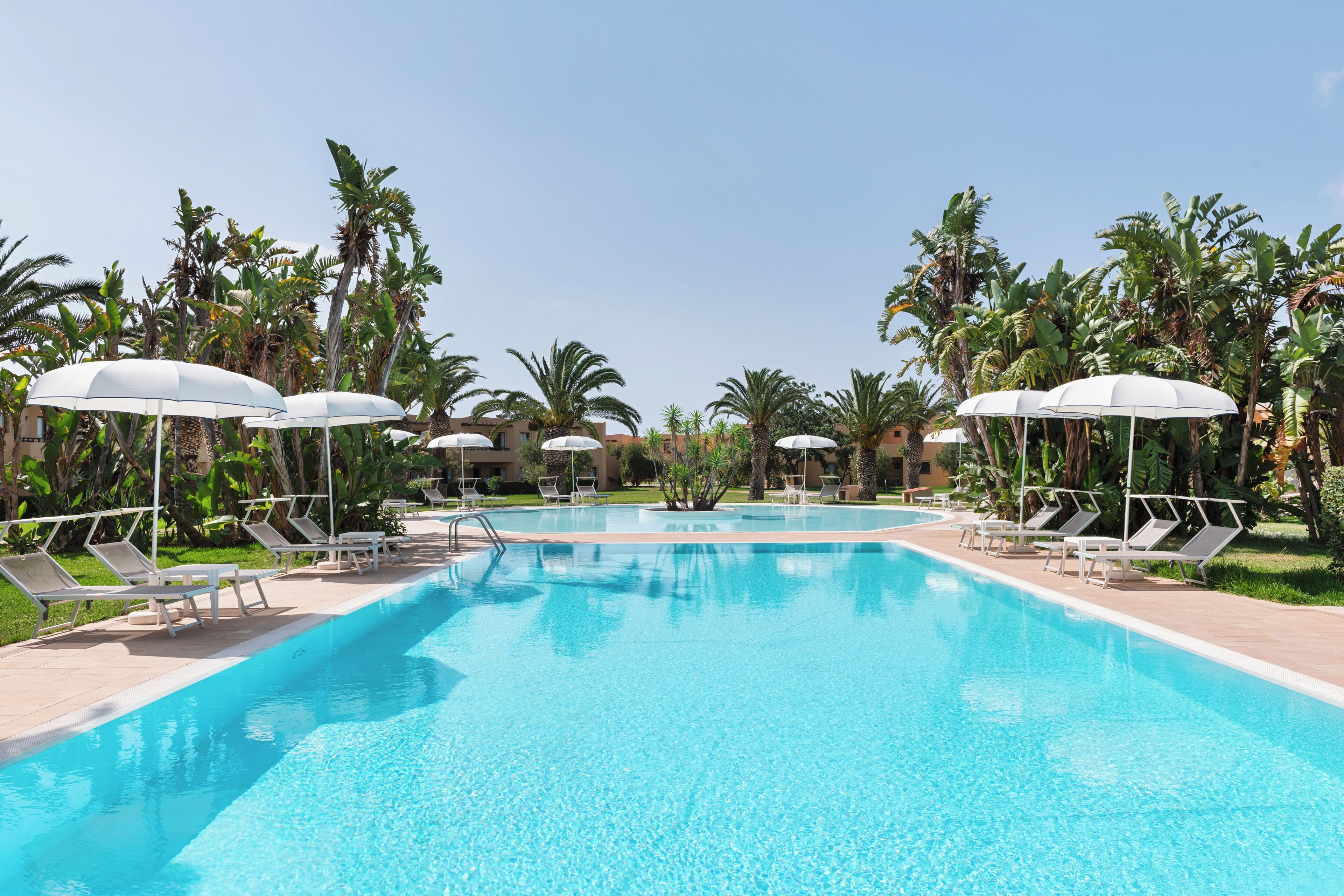 2 piscines extérieures, parasols de plage, chaises longues