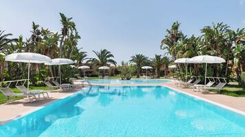 2 piscine all'aperto, ombrelloni da piscina, lettini