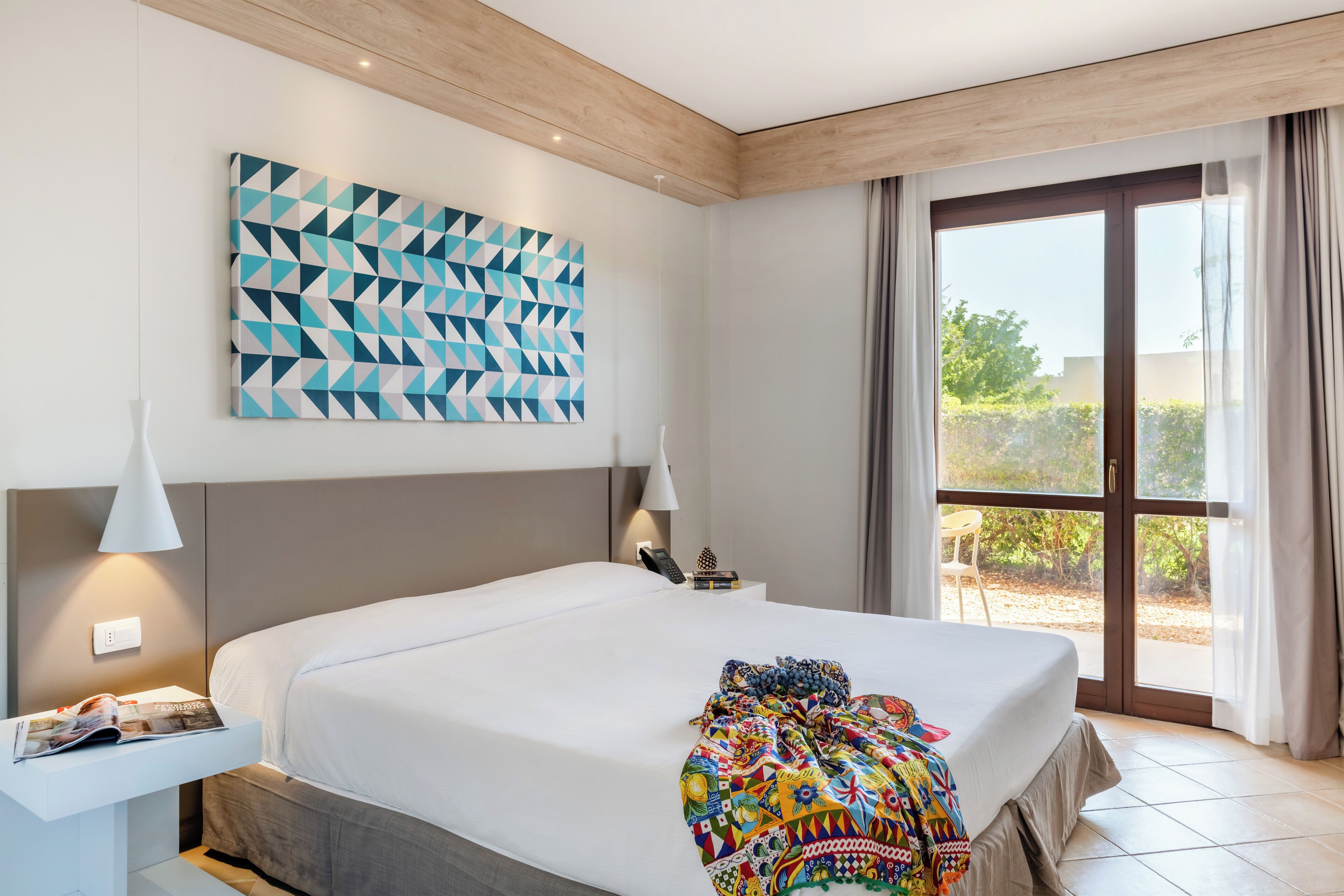 Minibar, caja fuerte, escritorio y cortinas opacas