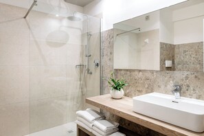 Shower, free toiletries, hair dryer, bidet - VOI Arenella Resort (Syracuse)