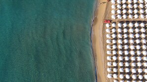 Privatstrand, kostenloser Shuttle zum Strand, Liegestühle, Sonnenschirme