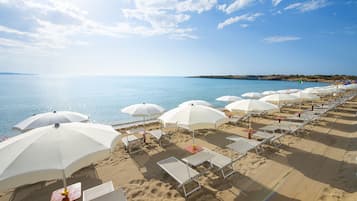 Plage privée, navette gratuite vers la plage, chaises longues, parasols