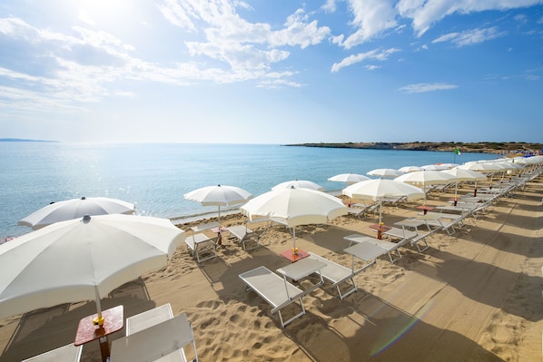 Plage privée, navette gratuite vers la plage, chaises longues, parasols