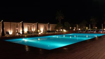 Piscine extérieure, chaises longues