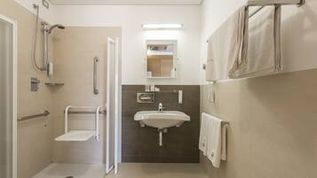 Une salle de bain moderne équipée d’une douche, d’un lavabo et de toilettes.