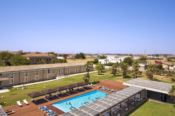 Alberca al aire libre y camastros