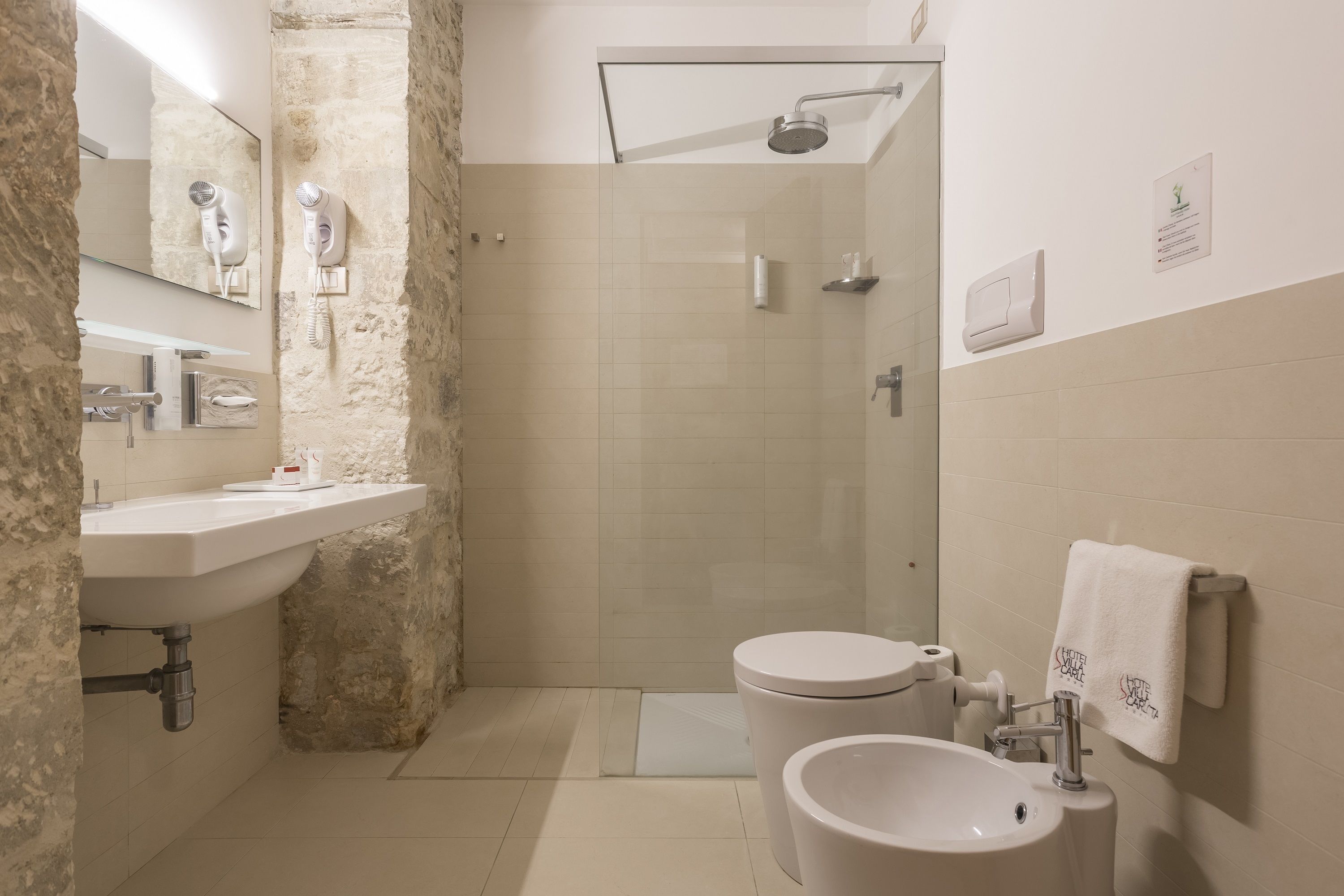 Ein Badezimmer mit Waschbecken, Toilette und Dusche.