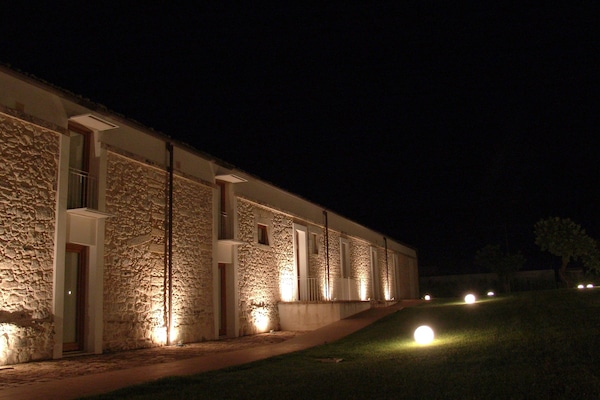 Konaklama yerinin ön cephesi - akşam/gece