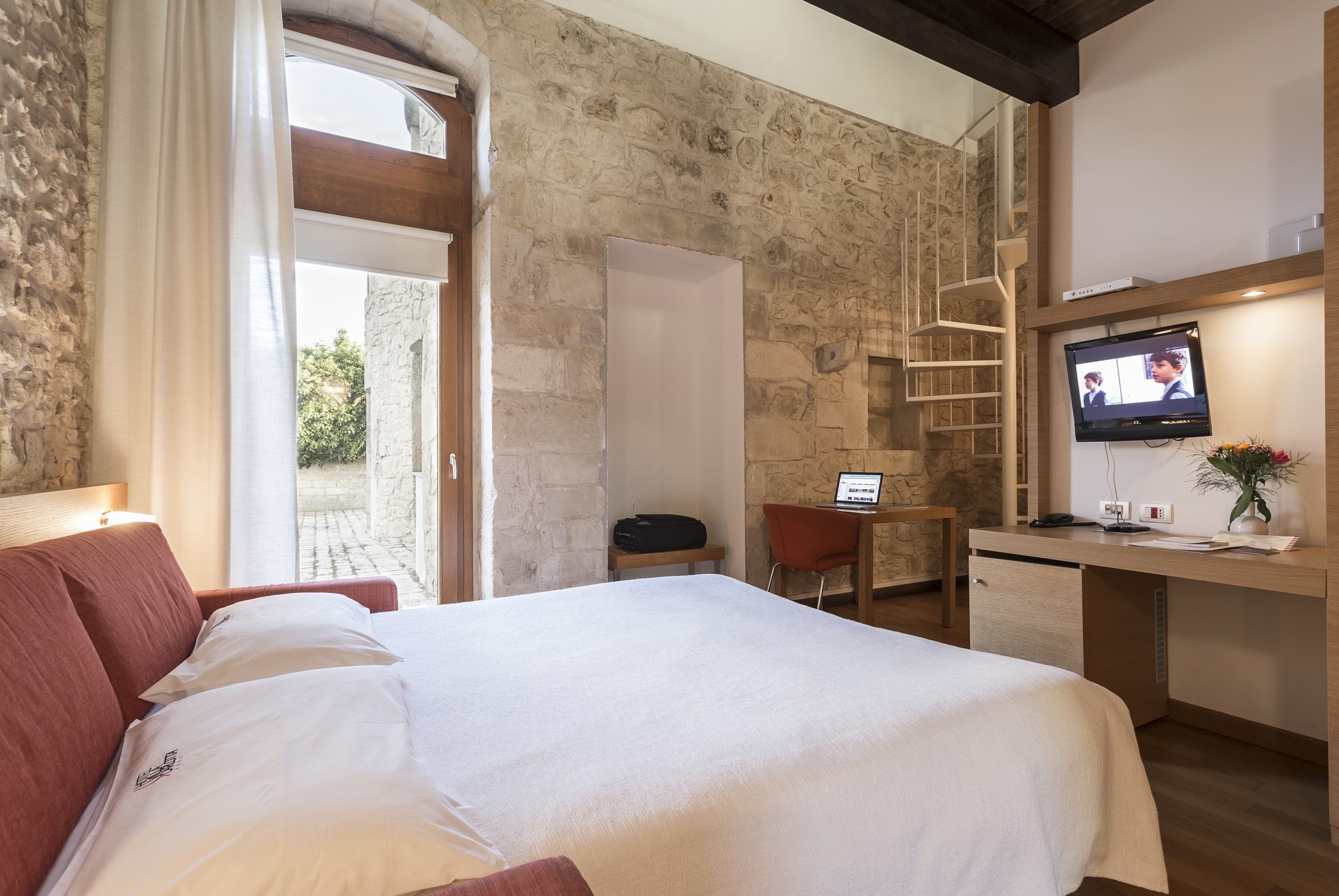 Hypo-allergenic bedding, in-room safe, desk, laptop workspace
