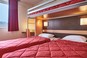 Habitación estándar, 3 camas individuales | Escritorio, cortinas blackout, cunas gratuitas y wifi gratis