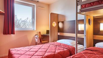 Habitación estándar, varias camas | Escritorio, cortinas opacas, cunas gratuitas y wifi gratis