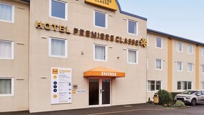 Eine Hotelansicht mit einem Schild, auf dem 