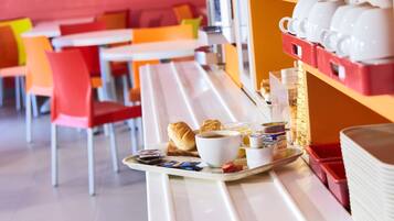 Se ofrece un desayuno bufé (6.90 EUR por persona)