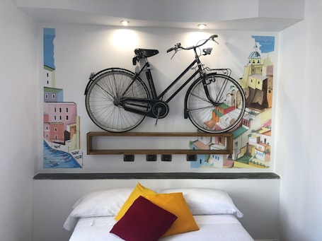 1 habitación, caja de seguridad en la habitación y escritorio