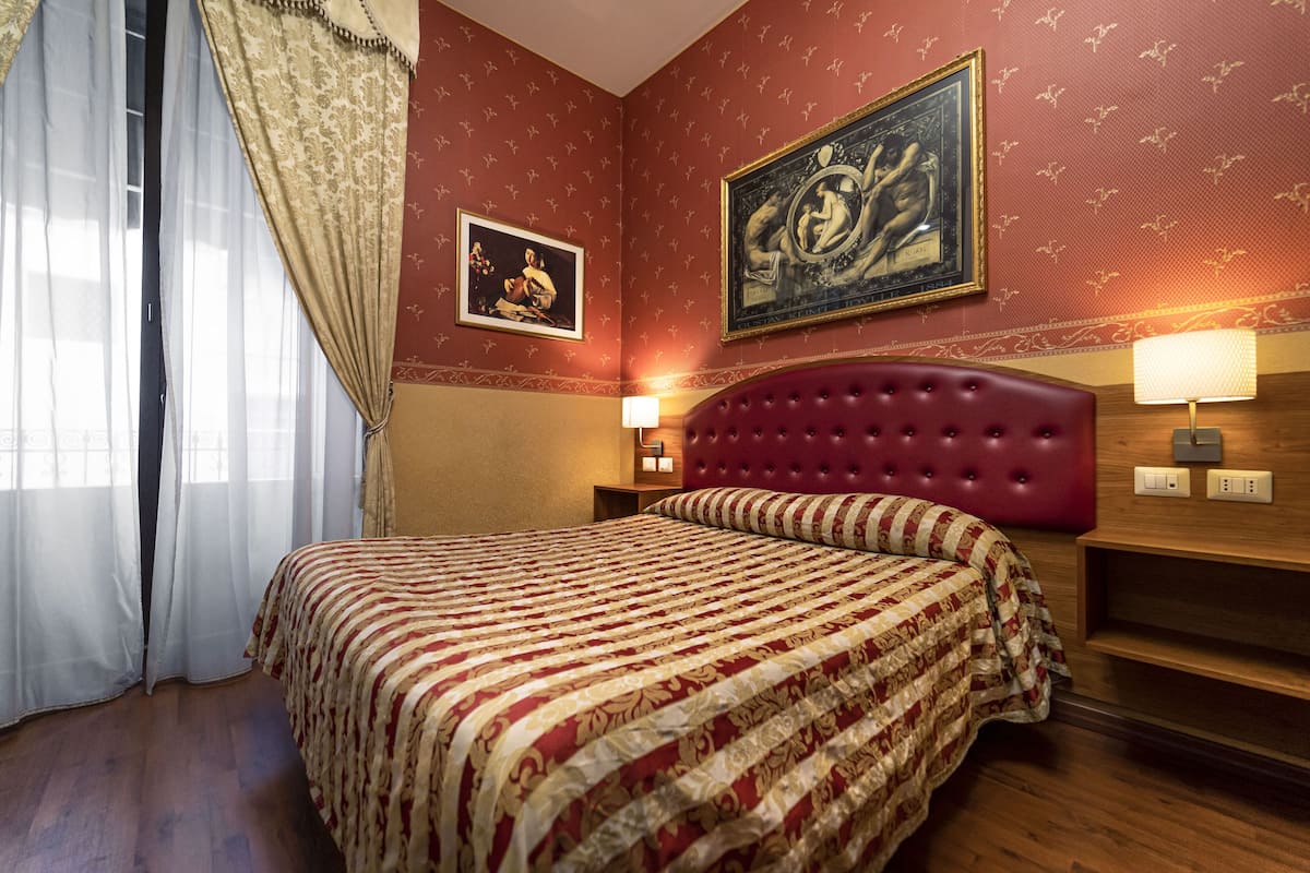 Standard-Doppel- oder -Zweibettzimmer | Minibar, Zimmersafe, schallisolierte Zimmer, Bügeleisen/Bügelbrett