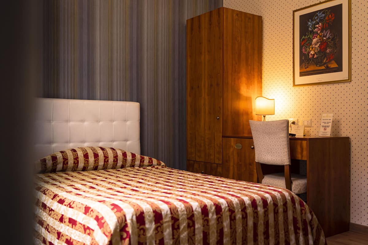 Einzelzimmer | Minibar, Zimmersafe, schallisolierte Zimmer, Bügeleisen/Bügelbrett