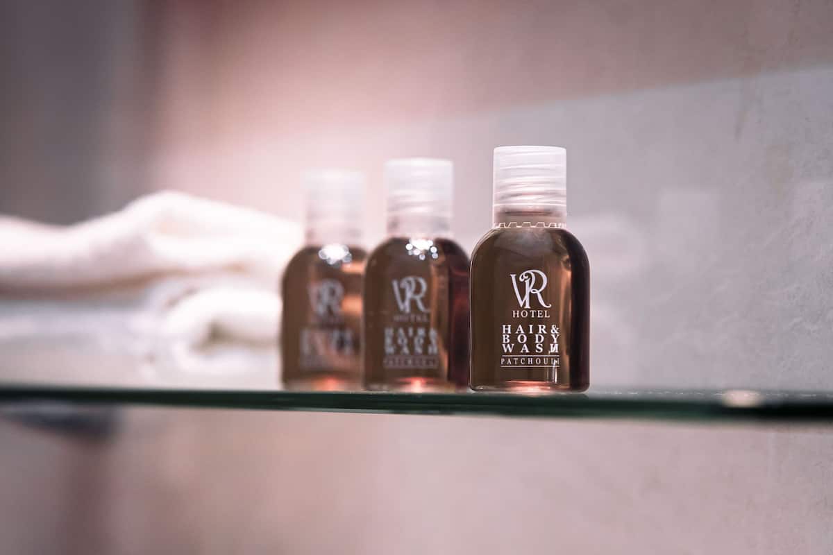 Dreibettzimmer | Badezimmer | Dusche, kostenlose Toilettenartikel, Haartrockner, Hausschuhe