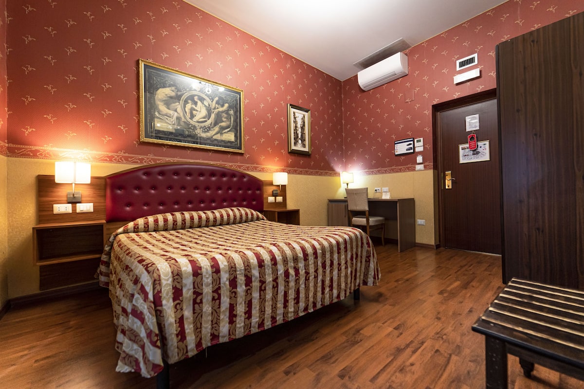 Standard-Doppel- oder -Zweibettzimmer | Minibar, Zimmersafe, schallisolierte Zimmer, Bügeleisen/Bügelbrett