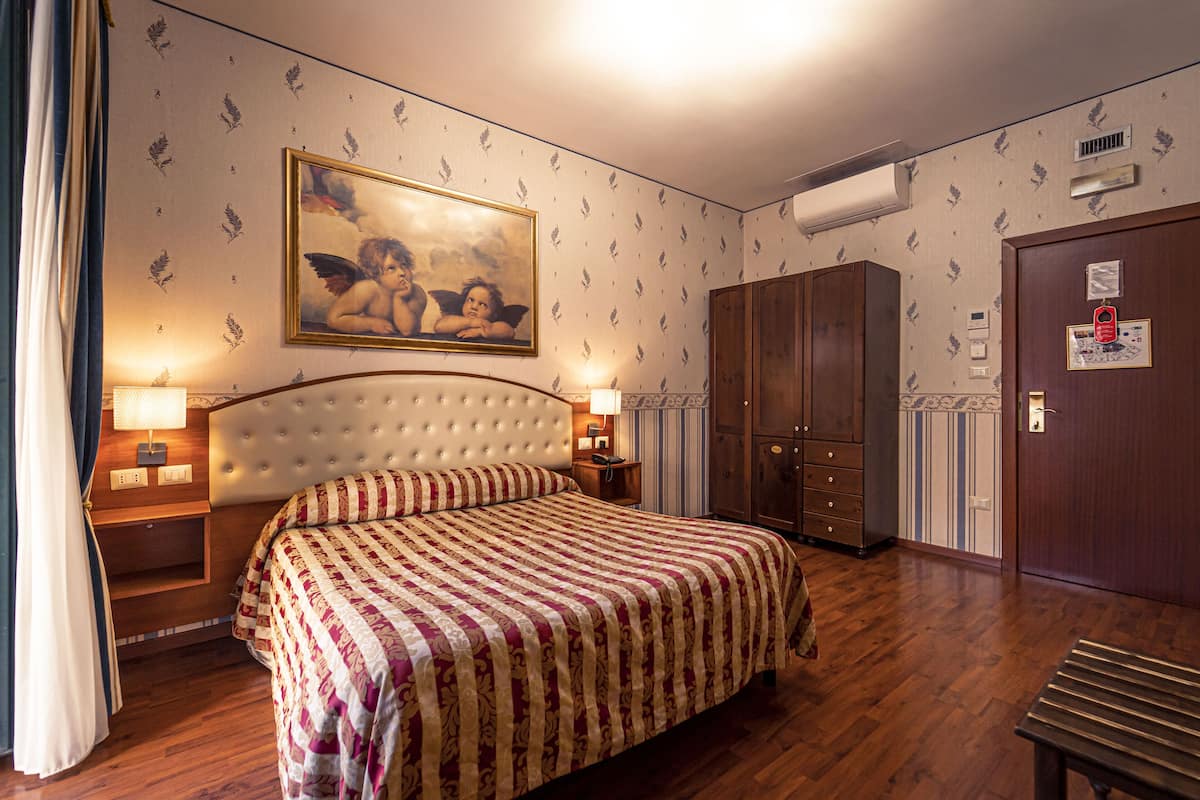 Doppelzimmer zur Einzelnutzung, 1 Einzelbett | Minibar, Zimmersafe, schallisolierte Zimmer, Bügeleisen/Bügelbrett