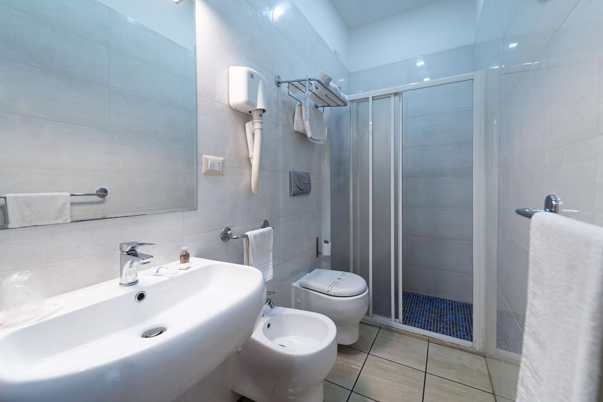 Standard-Doppel- oder -Zweibettzimmer | Badezimmer | Dusche, kostenlose Toilettenartikel, Haartrockner, Hausschuhe