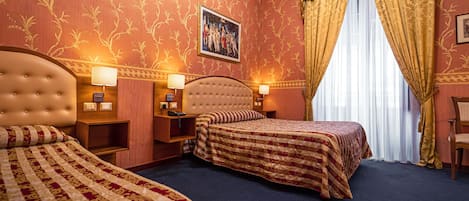 Una habitación de hotel con dos camas, un ventanal con cortinas, un cuadro en la pared y lámparas de noche.