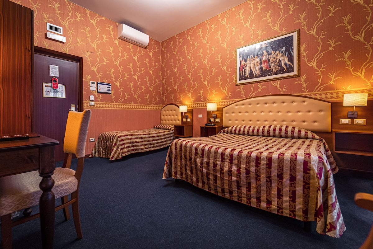 Dreibettzimmer | Minibar, Zimmersafe, schallisolierte Zimmer, Bügeleisen/Bügelbrett