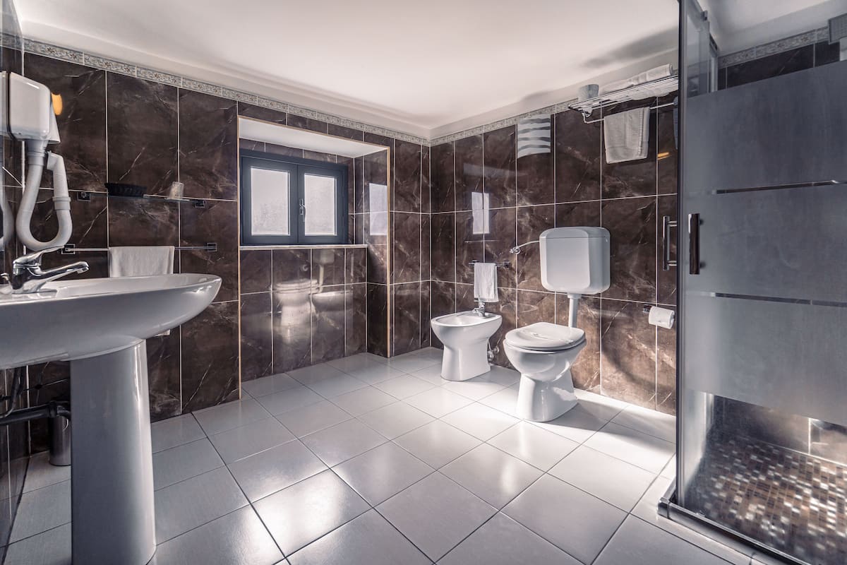 Suite | Badezimmer | Dusche, kostenlose Toilettenartikel, Haartrockner, Hausschuhe