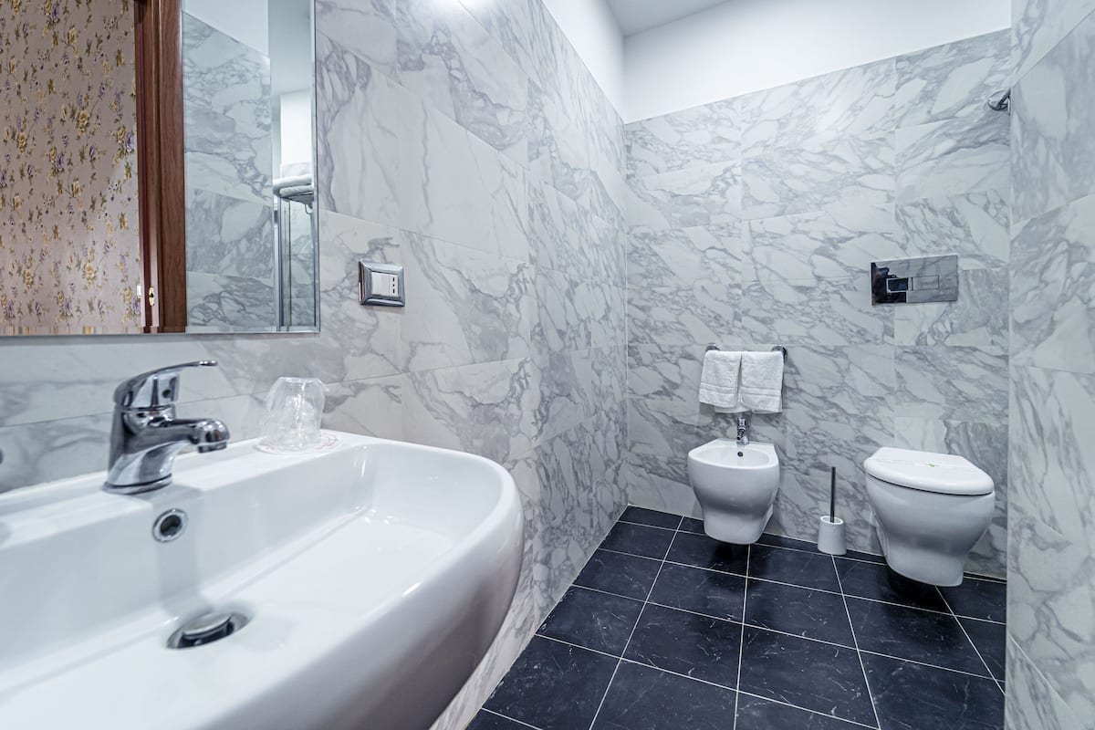 Vierbettzimmer | Badezimmer | Dusche, kostenlose Toilettenartikel, Haartrockner, Hausschuhe