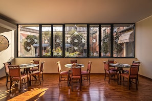 TĂ€gliches FrĂŒhstĂŒcksbuffet (10.00 EUR pro Person)