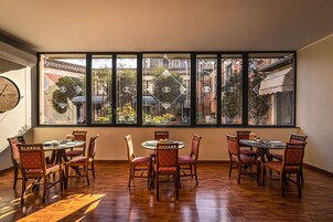 Desayuno buffet diario (EUR 10.00 por persona)