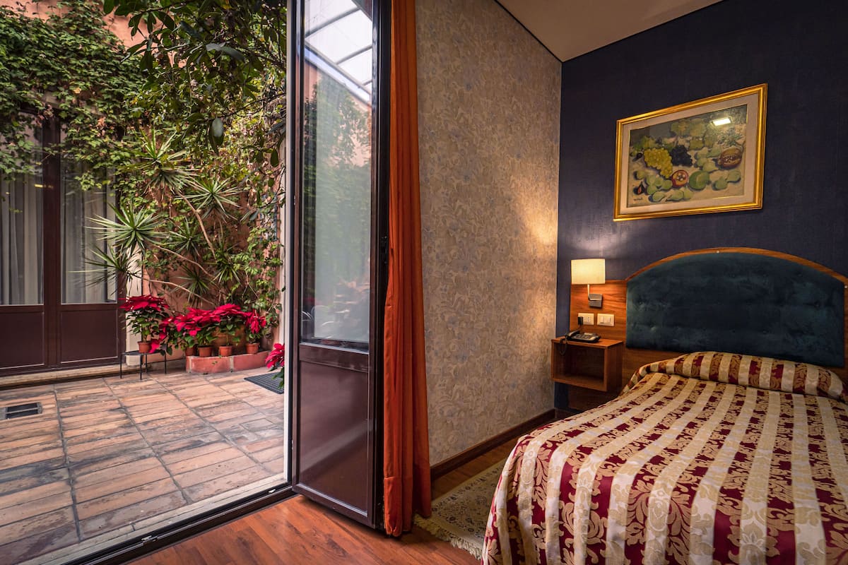 Einzelzimmer | Minibar, Zimmersafe, schallisolierte Zimmer, Bügeleisen/Bügelbrett