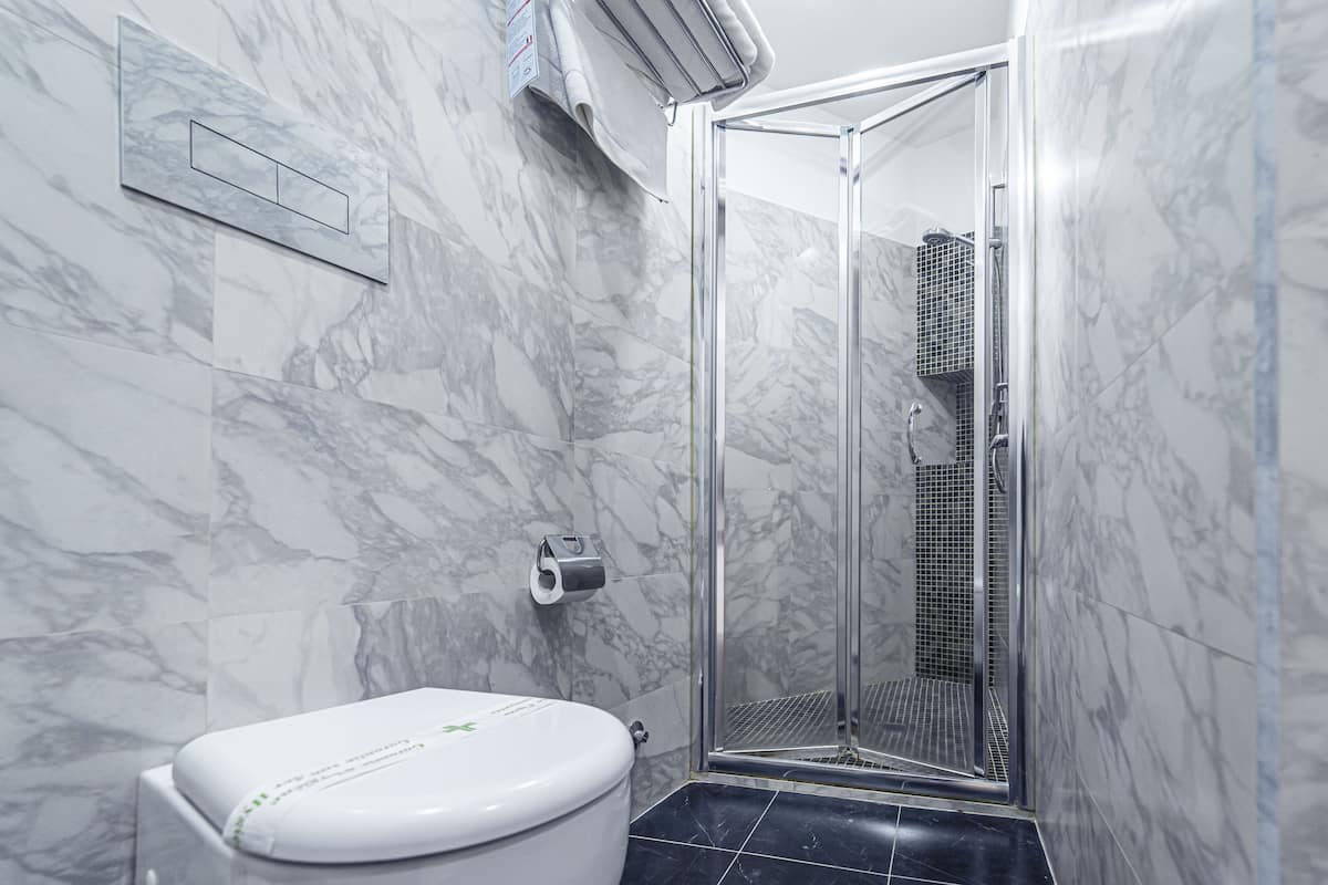 Standardzimmer | Badezimmer | Dusche, kostenlose Toilettenartikel, Haartrockner, Hausschuhe