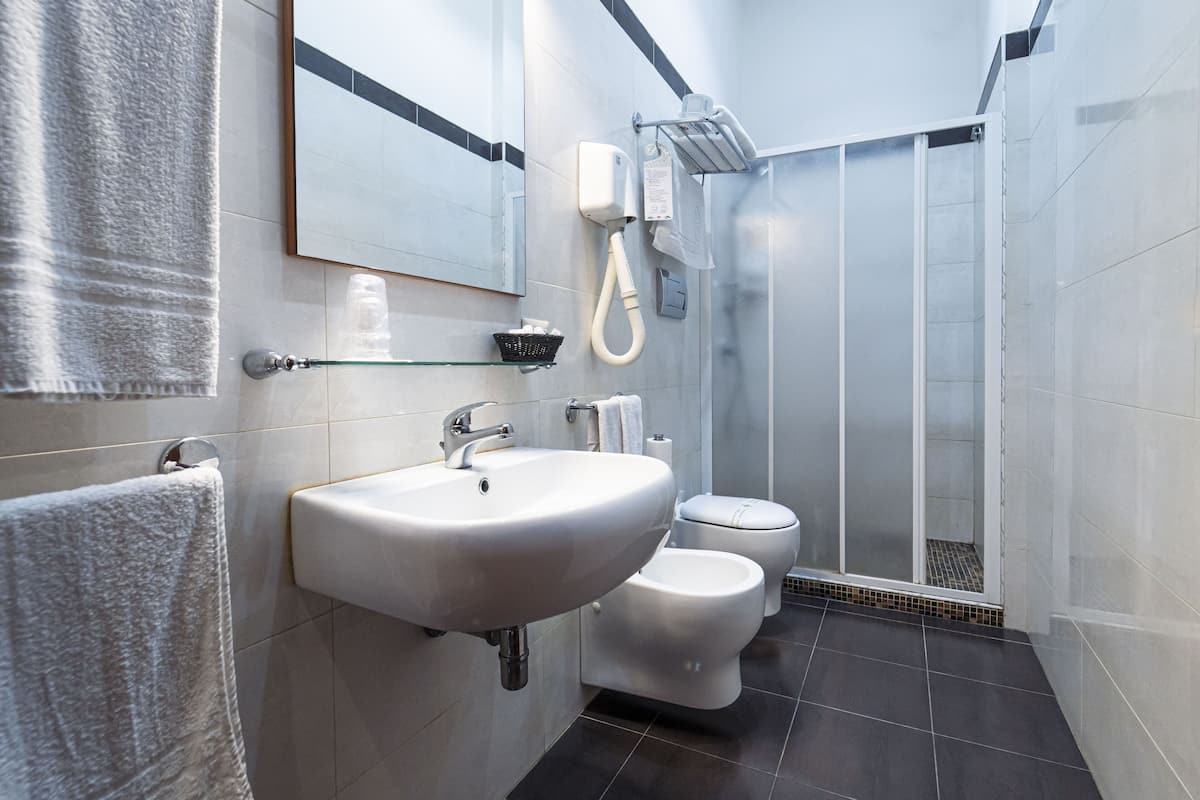 Dusche, kostenlose Toilettenartikel, Haartrockner, Hausschuhe